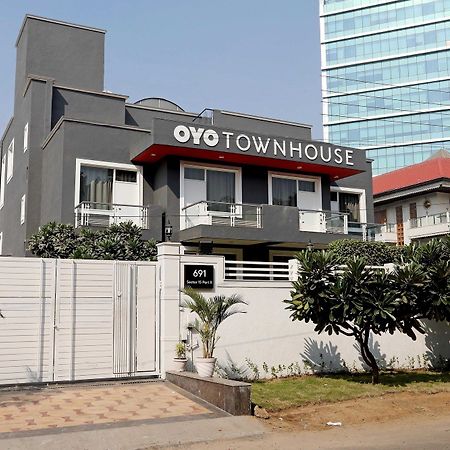 Oyo Townhouse 027 Sector 15 Gurgaon Hotel Kültér fotó